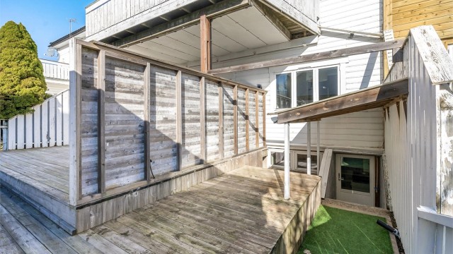 Uteplass og trapp til underetasjen med inn/utgang også fra baksiden