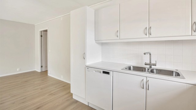 Leiligheten har en gjennomgående moderne og lys utførelse.
