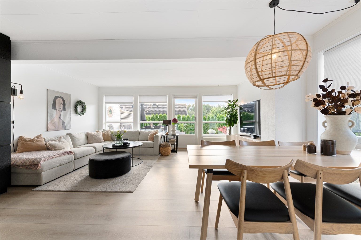 Det er åpen løsning mellom stue og kjøkken og god plass til både sofagruppe og spisestue 