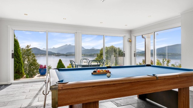 Biljardrom/hagestue med innfelte spotter i taket og en flott utsikt mot fjorden.
