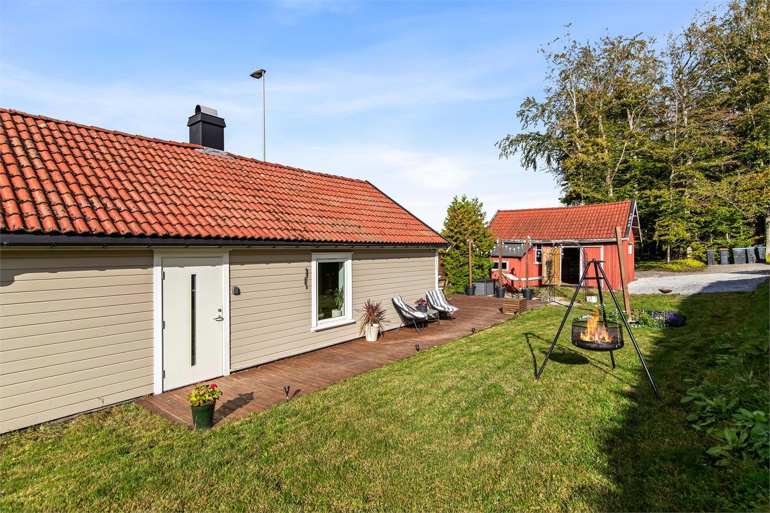 Fasaden etterisolert og kledd om i 2022/2023. Samme år ble boligens vinduer og ytterdør byttet.