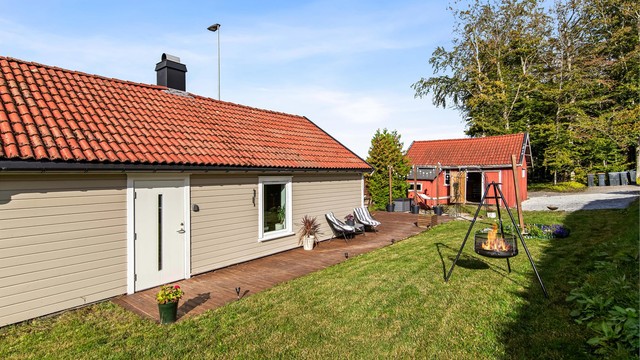 Fasaden etterisolert og kledd om i 2022/2023. Samme år ble boligens vinduer og ytterdør byttet.