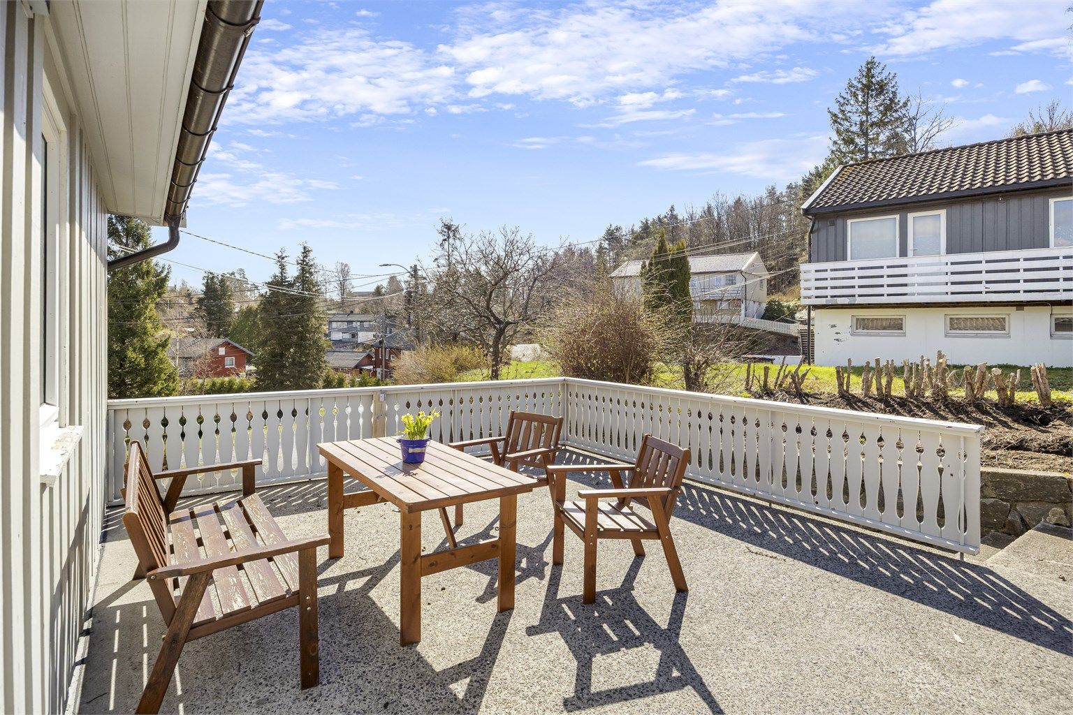 Den store takterrassen over garasjen gir rikelig med plass for utemøbler og sosiale sammenkomster.