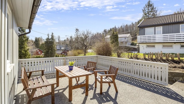 Den store takterrassen over garasjen gir rikelig med plass for utemøbler og sosiale sammenkomster.