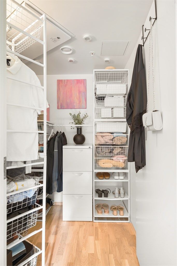 Leiligheten har en innvendig bod som i dag brukes som walk-in closet. Ideelt for klær, sko og ekstra oppbevaring.