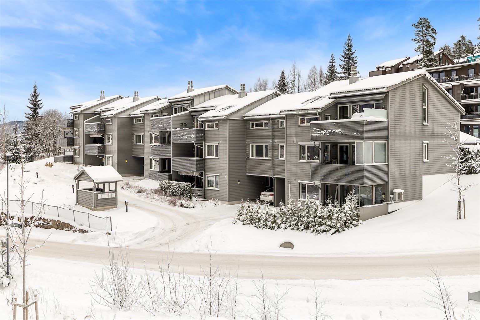 Borettslaget ligger fint til med pene fellesarealer som sommerstid har plenarealer og asfalterte adkomstveier, samt diverse beplantning