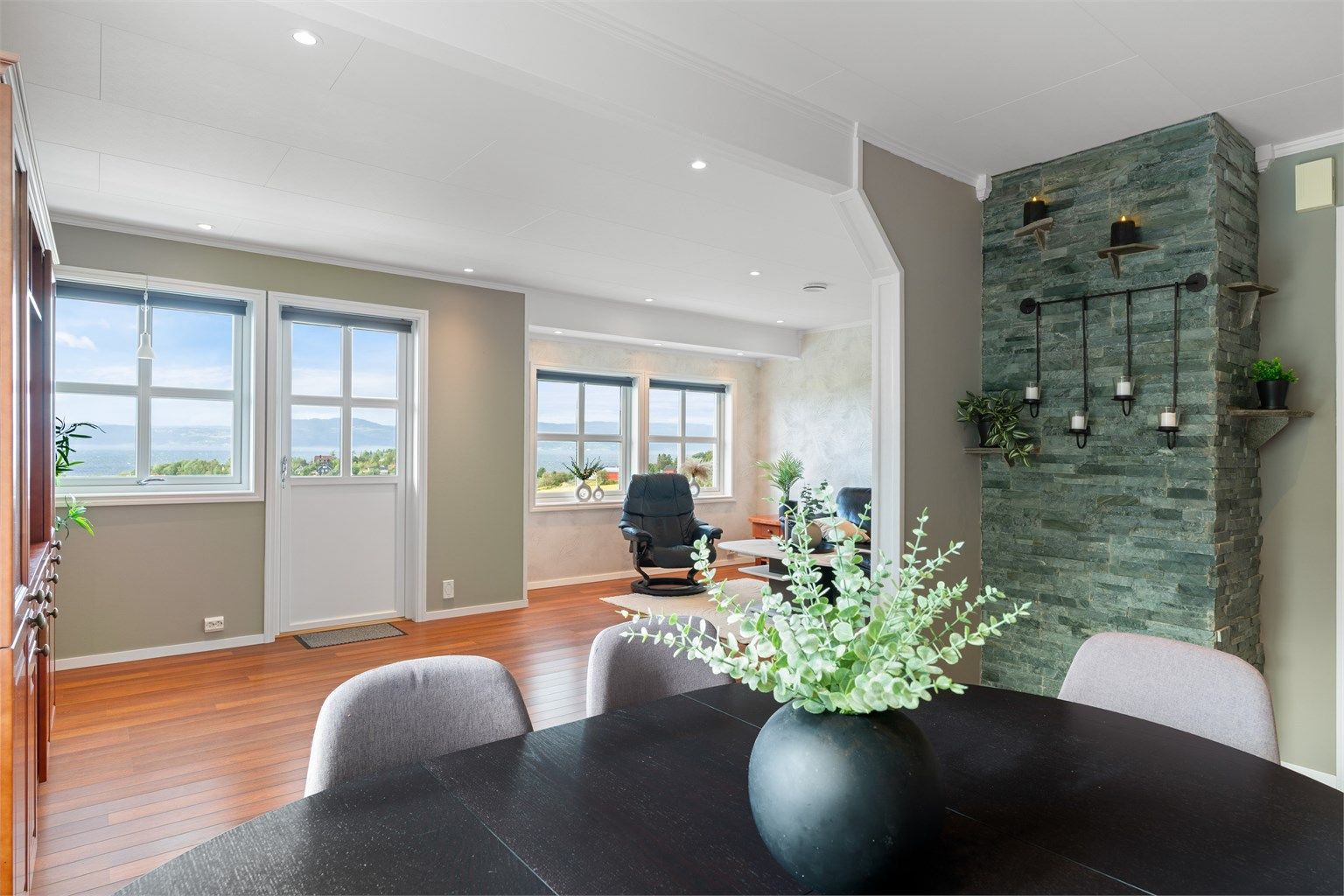 Stue- og kjøkkenarealet måler til sammen romslige 45 kvm. 