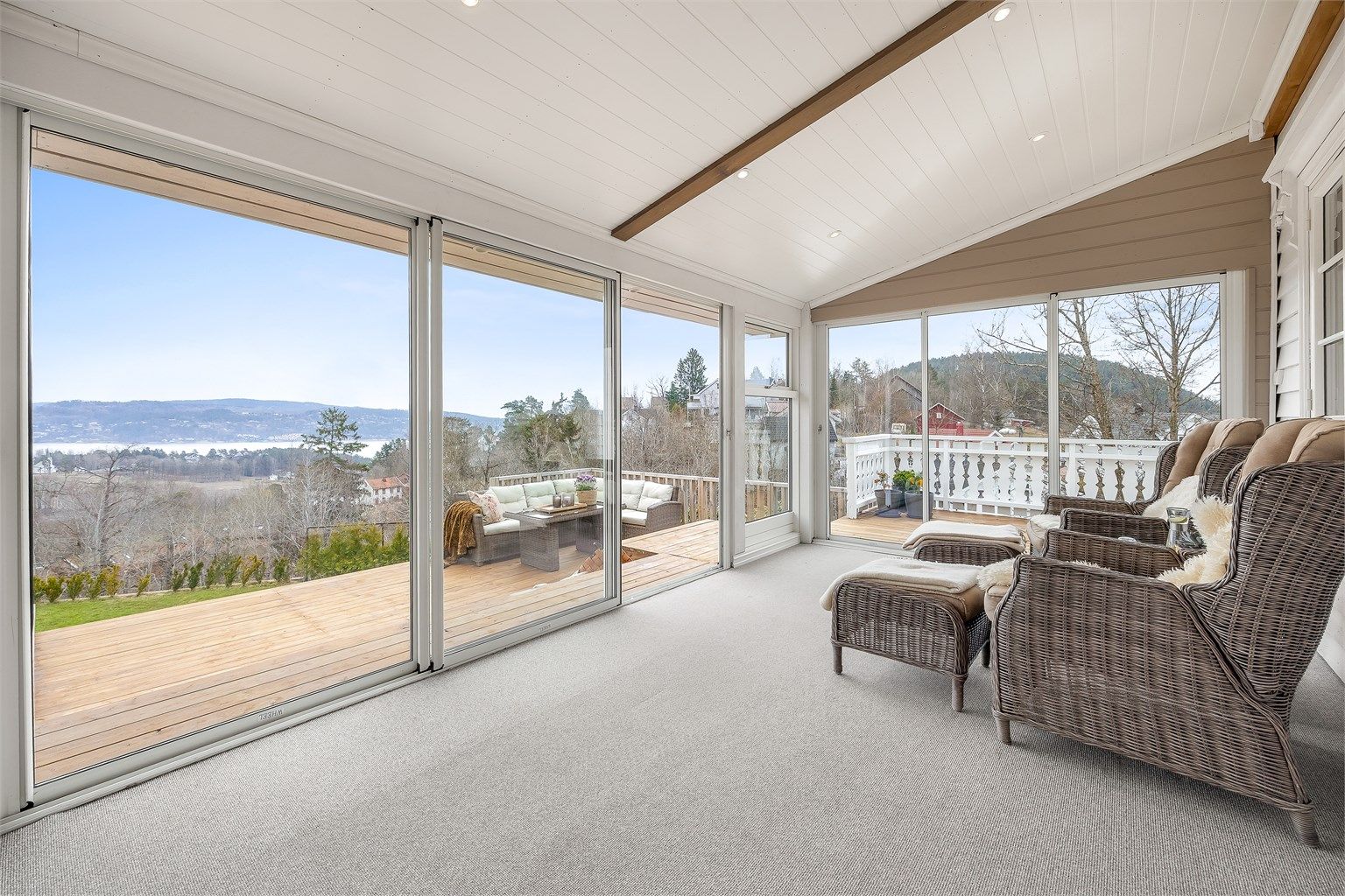 Vinterhagen er et lyst og allsidig rom med teppebelagt gulv og downlights i taket, perfekt som en ekstra stue.