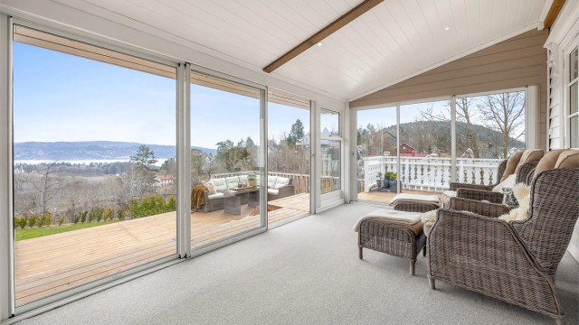 Vinterhagen er et lyst og allsidig rom med teppebelagt gulv og downlights i taket, perfekt som en ekstra stue.