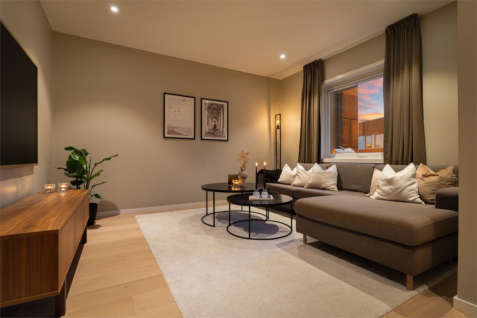 Gjennomgående lys 1-stavs eikeparkett og delikate fargevalg i hele boligen