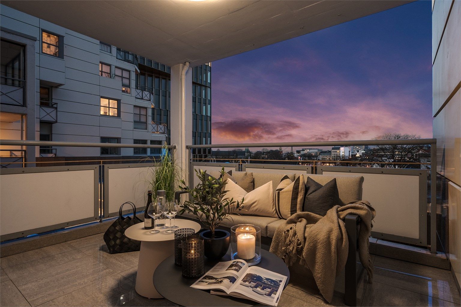 Fra stue er det utgang til overbygget balkong på 10 kvm med fliser, og hvor man har god plass til utemøbler. 