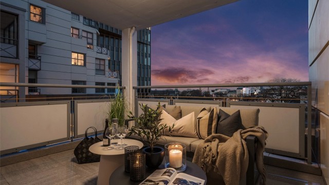 Fra stue er det utgang til overbygget balkong på 10 kvm med fliser, og hvor man har god plass til utemøbler.