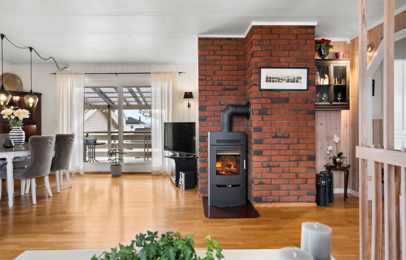 Peisovnen gir god varme og en hyggelig atmosfære. Herfra er det utgang til den overbygde terrassen.