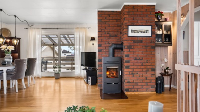 Peisovnen gir god varme og en hyggelig atmosfære. Herfra er det utgang til den overbygde terrassen.