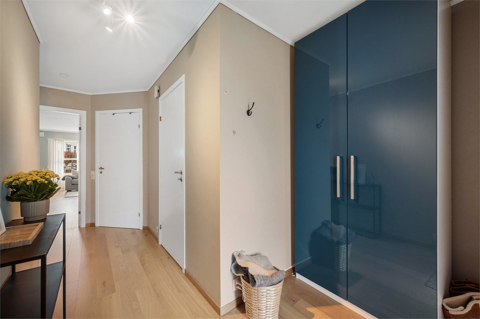 Velkommen inn! Her møter du en lys og romslig entré/gang med god plass til garderobe. Fra gang er det også adkomst til en praktisk innvendig bod (ikke avbildet)