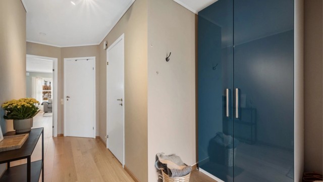 Velkommen inn! Her møter du en lys og romslig entré/gang med god plass til garderobe. Fra gang er det også adkomst til en praktisk innvendig bod (ikke avbildet)