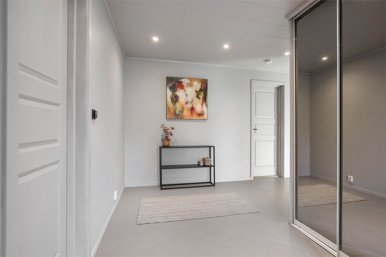 Skyvedørsgarderoben har speilfronter og god plass til ytterklær, samt sko.