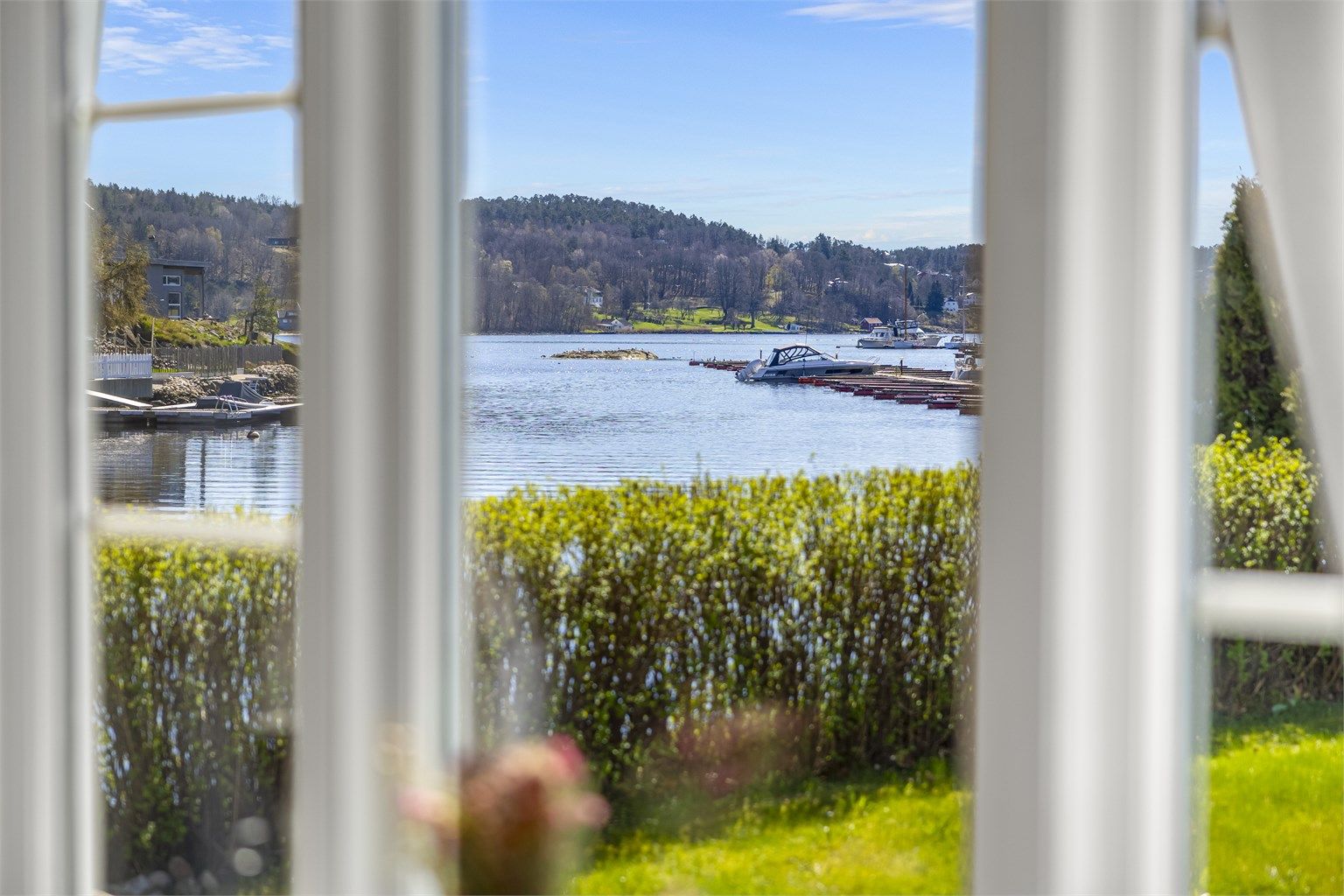 Nærheten til sjøen er en kvalitet man kan nyte fra flere av boligens rom.