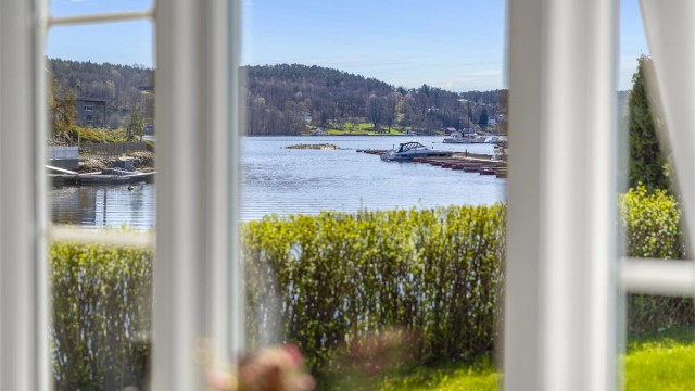 Nærheten til sjøen er en kvalitet man kan nyte fra flere av boligens rom.