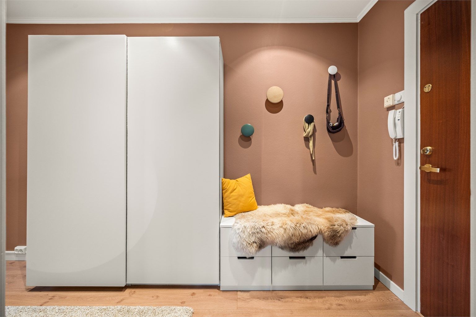 Oppgangen er utstyrt med callinganlegg, og leiligheten har brann- og lydklassifisert entrédør.