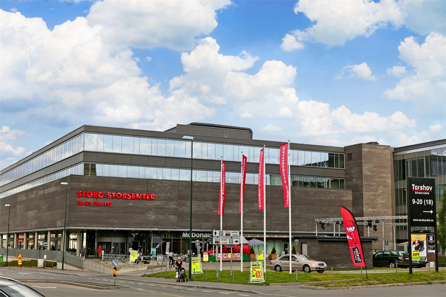 Kun få minutters gange til Storo Storsenter med et bredt utvalg av butikker, servering og kino.