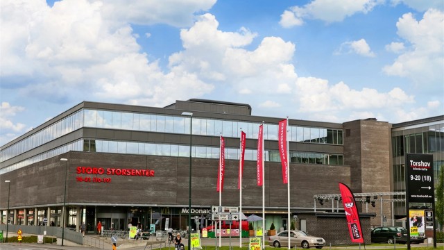 Kun få minutters gange til Storo Storsenter med et bredt utvalg av butikker, servering og kino.