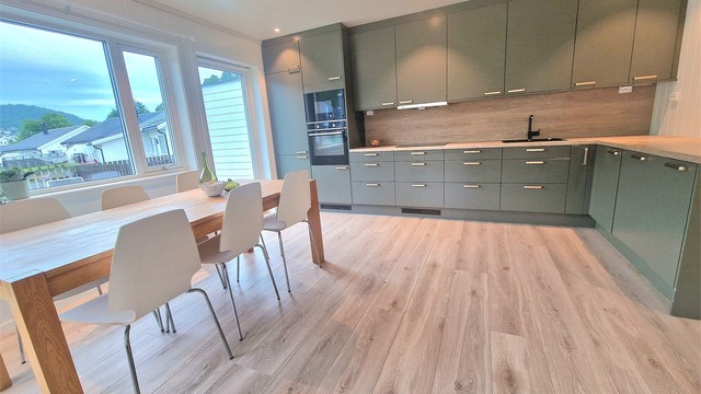 Kjøkkeninnredning fra Epoq, oppgradert fra leveranse, med moderne innredning og god plass til kjøkkenutstyr.