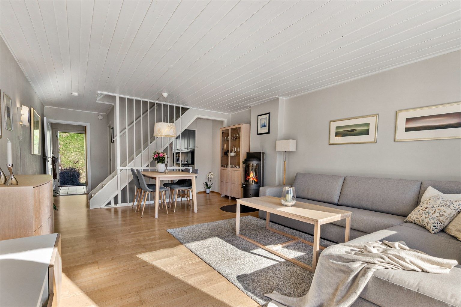 I stuen er det god plass til sittegruppe, TV-område og spisebord. Det er peisovn i stuen for ekstra varme og hygge på kjølige dager.