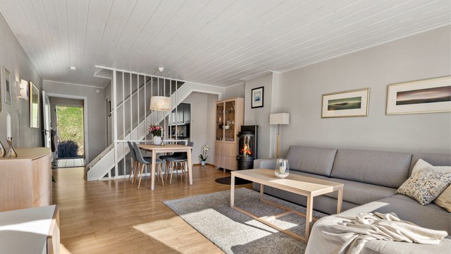 I stuen er det god plass til sittegruppe, TV-område og spisebord. Det er peisovn i stuen for ekstra varme og hygge på kjølige dager.