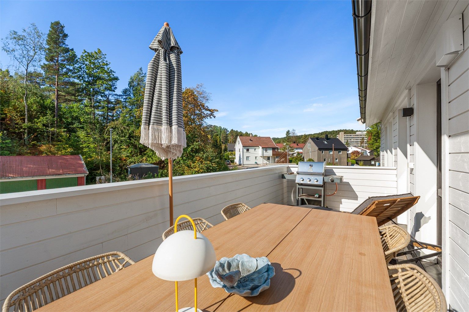 Her kan man nyte ettermiddags- og kveldssolen. Balkongen har god plass til grill og større spisebord.