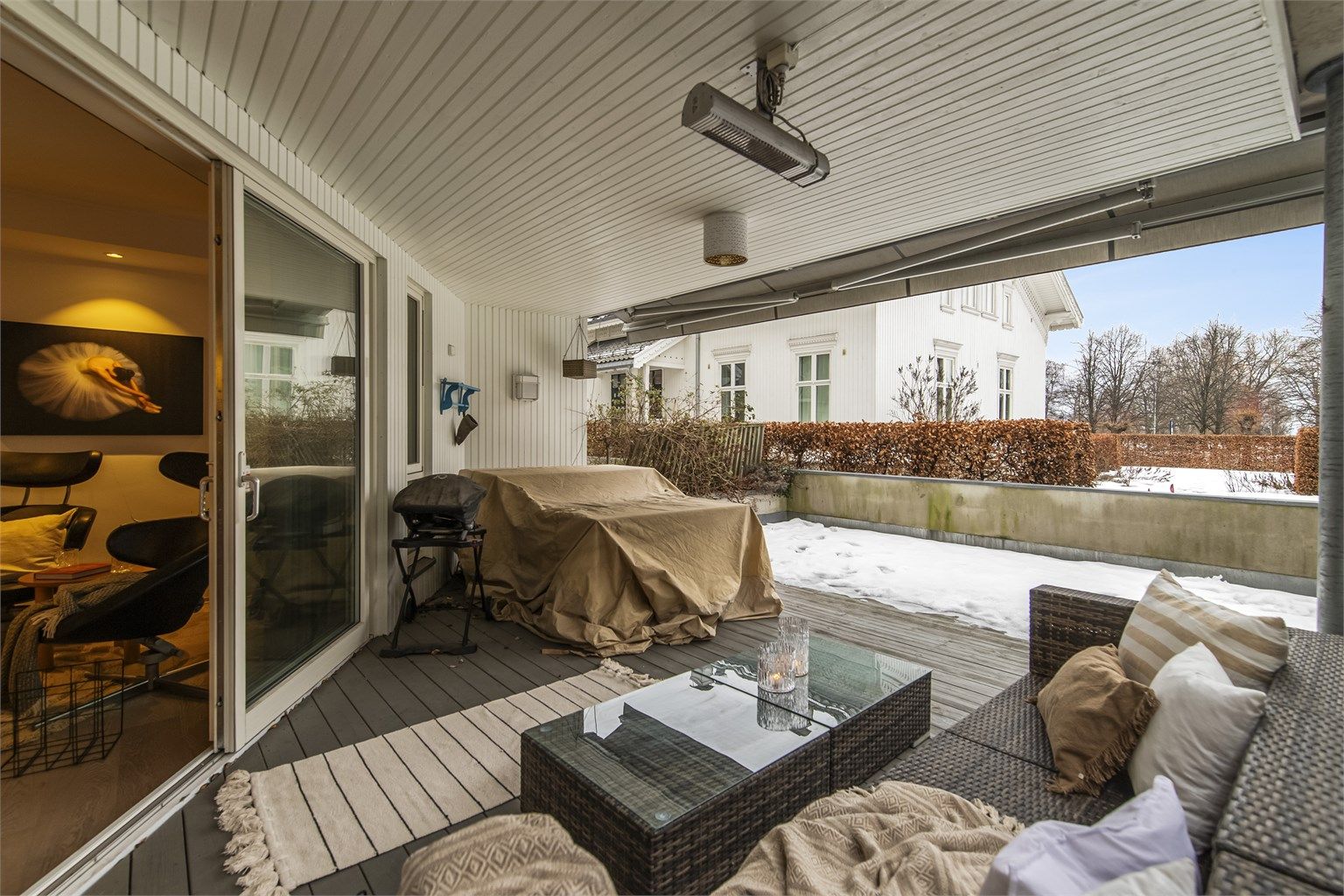 Uteområder et delvis overbygget og godt skjermet for innsyn