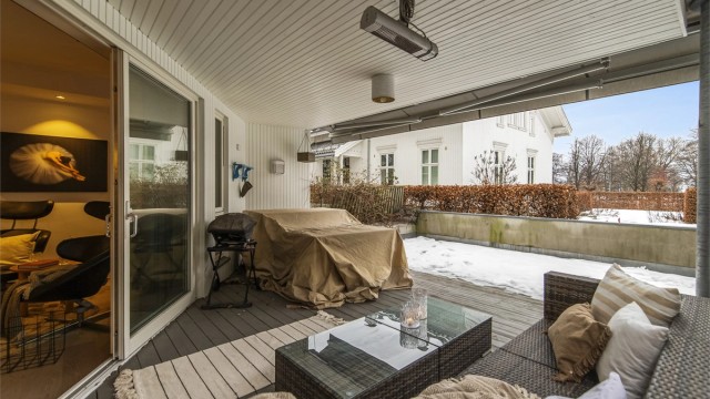 Uteområder et delvis overbygget og godt skjermet for innsyn