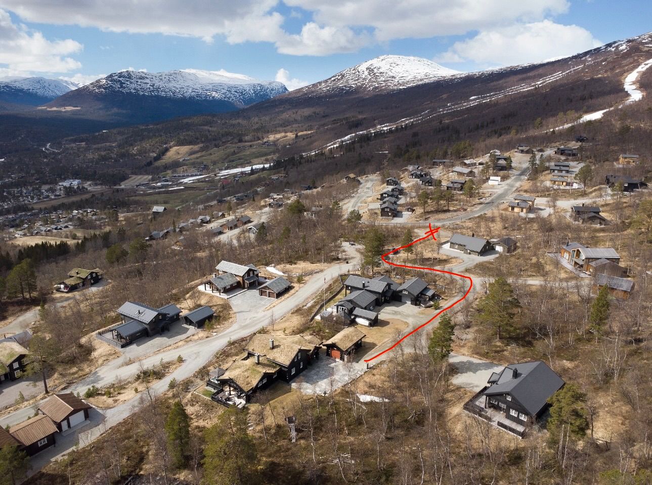 Bjorli Skisenter, med et moderne alpinanlegg uten behov for tilkomst av bil, ca 150 meter fra hytta er du på ski-in/ski-out