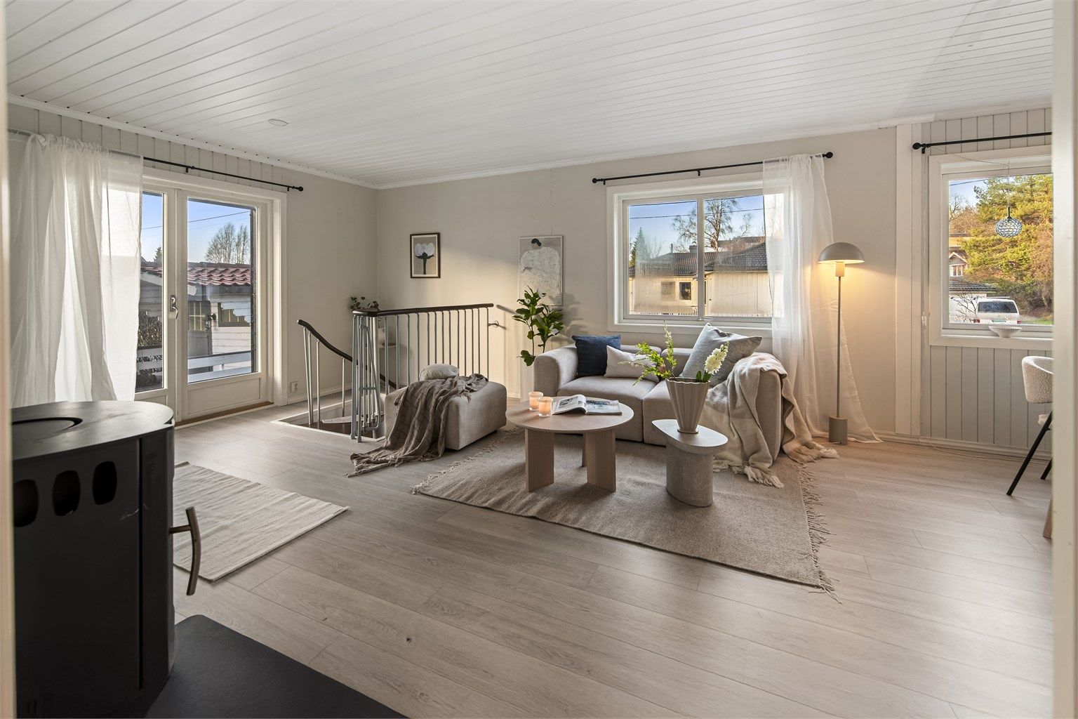 Rikelig med vindusflater som slipper inn godt med naturlig lys