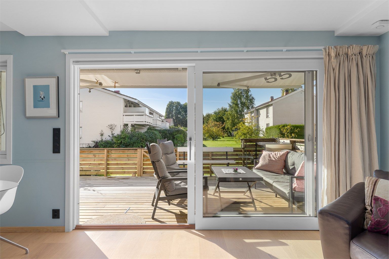 I 2022 ble det satt inn ny skyvedør og stort vindu, som gir godt med naturlig lys inn i rommet. Det er hyggelig utsyn mot borettslagets grønne fellesområder (foto Petter Tanum)