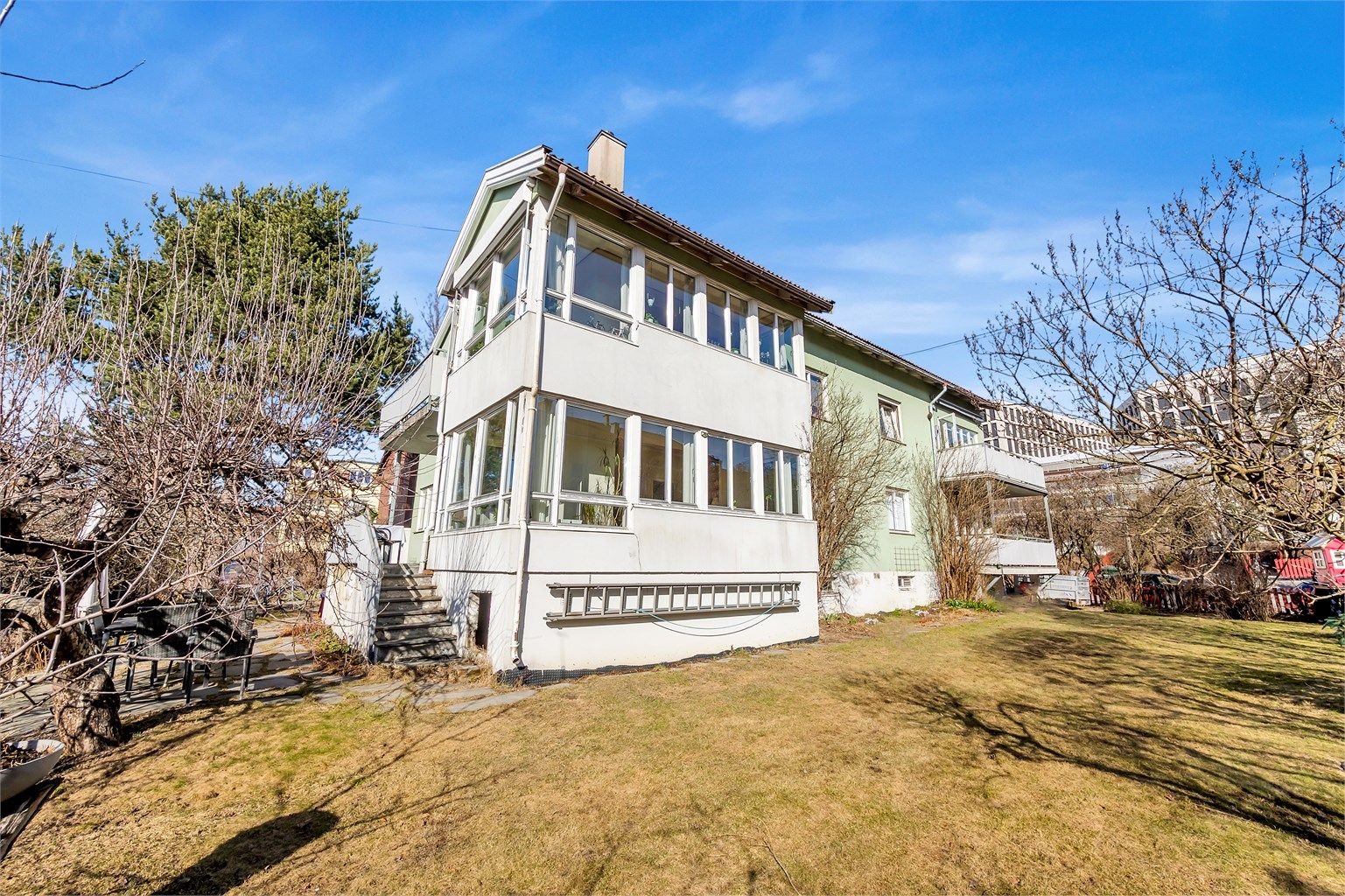 Velkommen til 3-roms i 1. etasje i småhus i populære Lensmann Hiorths allé 4 på Malerhaugen!