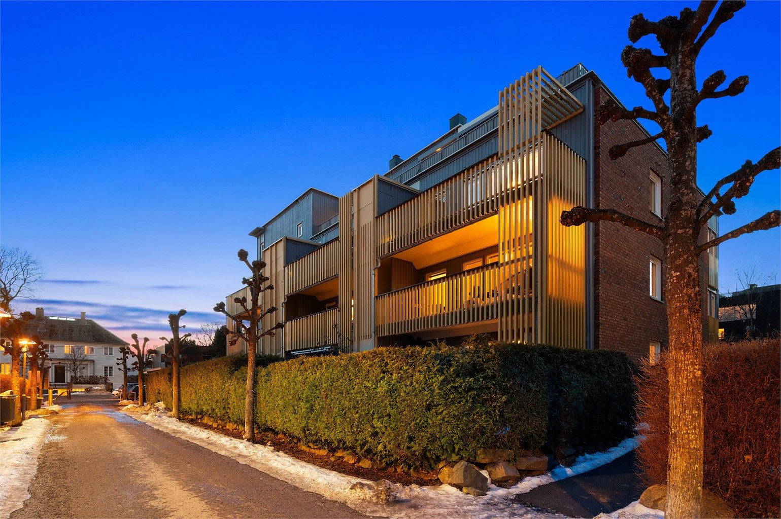 Eiendommen ligger i et rolig og veletablert nabolag på Hoff.