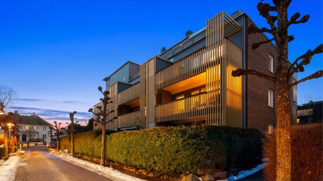 Eiendommen ligger i et rolig og veletablert nabolag på Hoff.