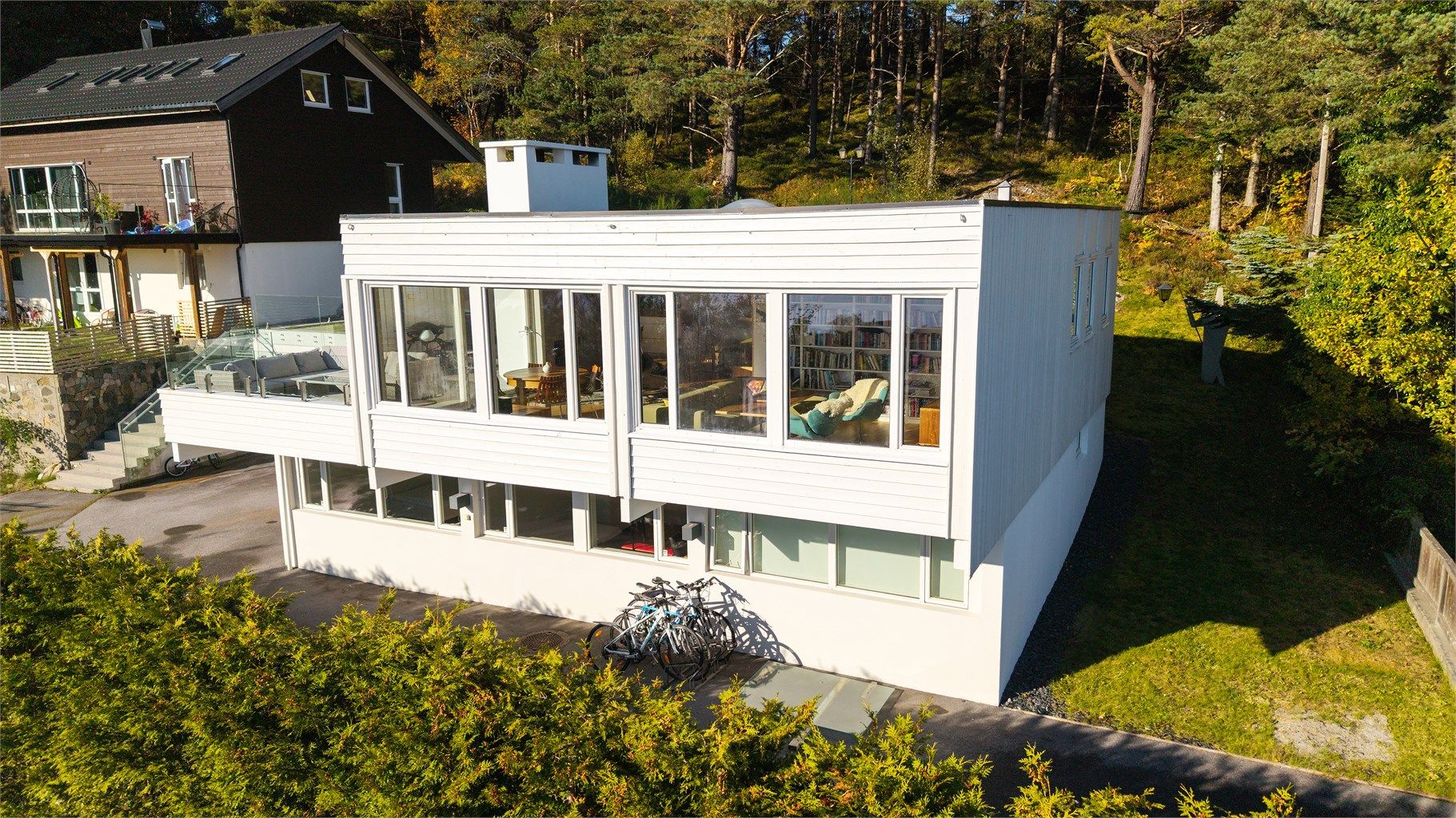 Boligen er oppført over to etasjer tilpasset det skrående terrenget.