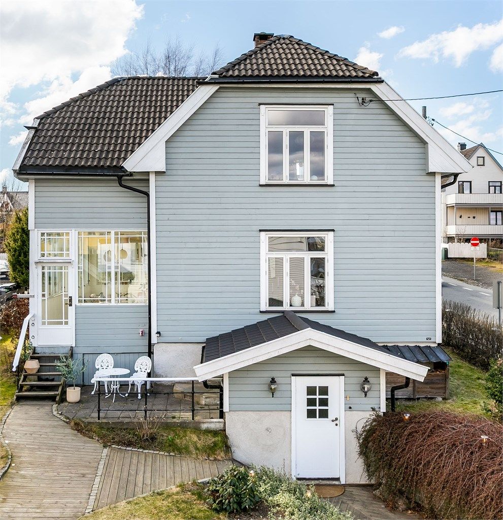 Olav Kyrres gate 6 presenteres av Krogsveen. Eiendommen ligger blant kvartaler med historisk sus på Jeløy. Boligen i seg selv er fylt av 110 års historie. Fotograf; Børge Oppegård.