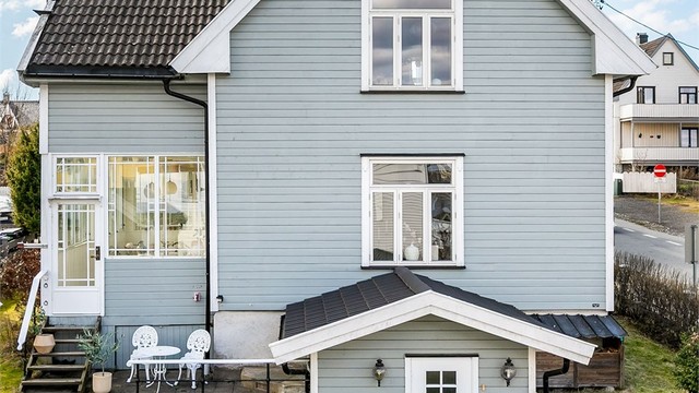 Olav Kyrres gate 6 presenteres av Krogsveen. Eiendommen ligger blant kvartaler med historisk sus på Jeløy. Boligen i seg selv er fylt av 110 års historie. Fotograf; Børge Oppegård.