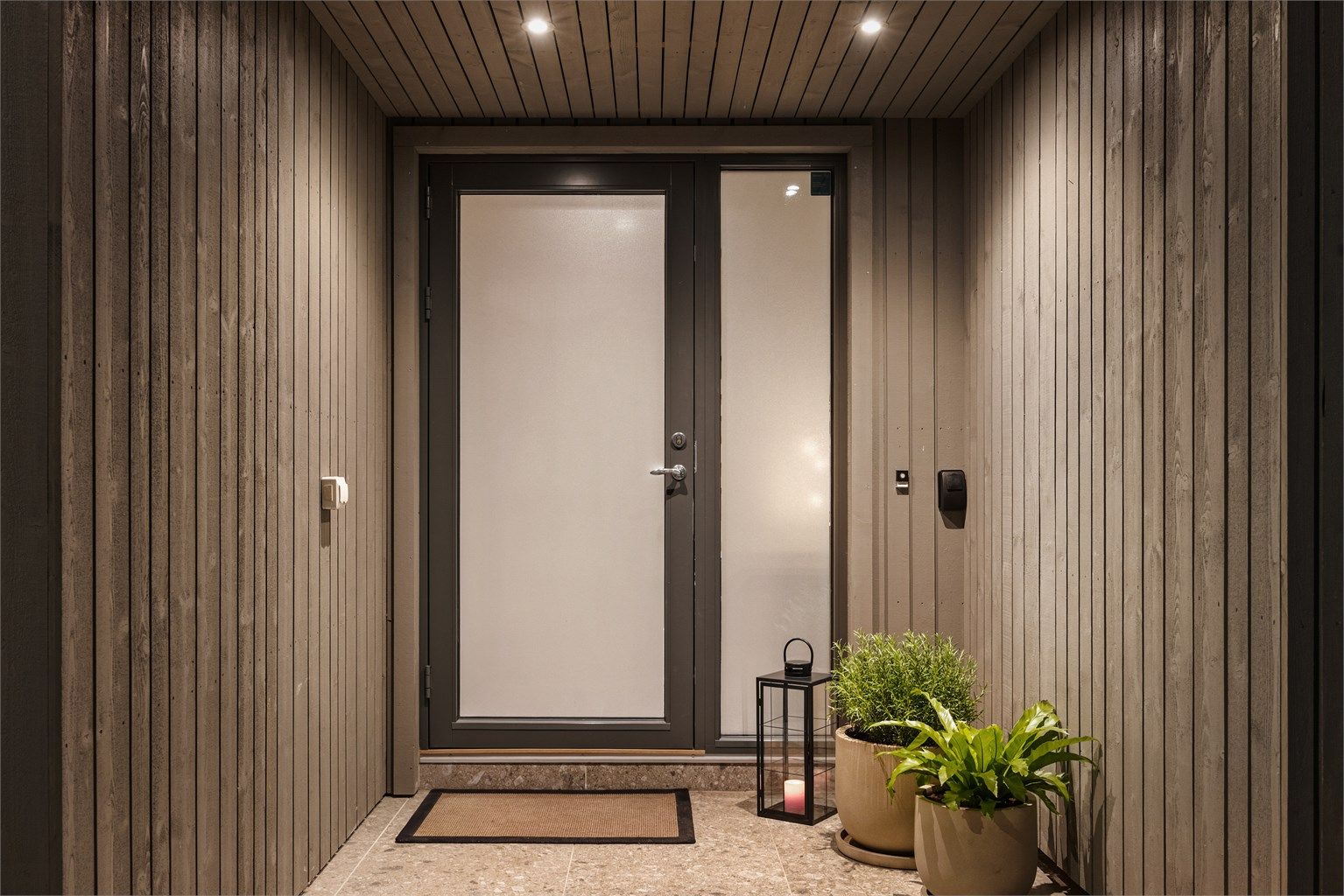 Overbygget inngangsparti med downlights