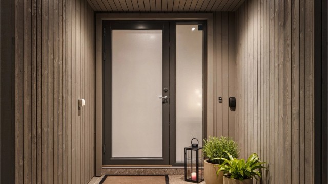 Overbygget inngangsparti med downlights