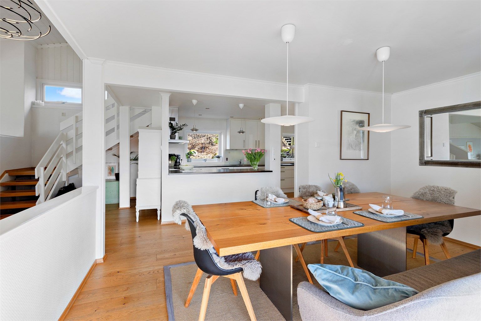 Den åpne løsningen mellom spisestue og kjøkken ble etablert ved at en vegg ble fjernet.