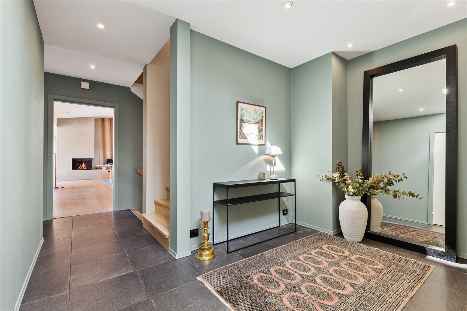 Fra entreen er det tilgang til toalettrom, soverom, bad, kjøkken/stue og markterrassen.