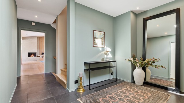 Fra entreen er det tilgang til toalettrom, soverom, bad, kjøkken/stue og markterrassen.