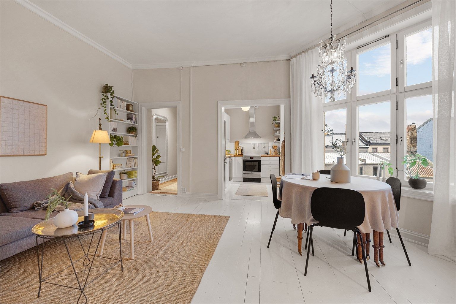 Lys og romslig stue med store vinduer som gir rikelig lysinnslipp og en god takhøyde på over 3 meter.