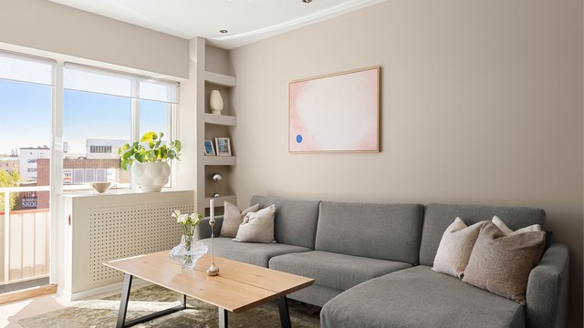 Gjennomtenkte detaljer og materialvalg skaper en helhetlig atmosfære i leiligheten.