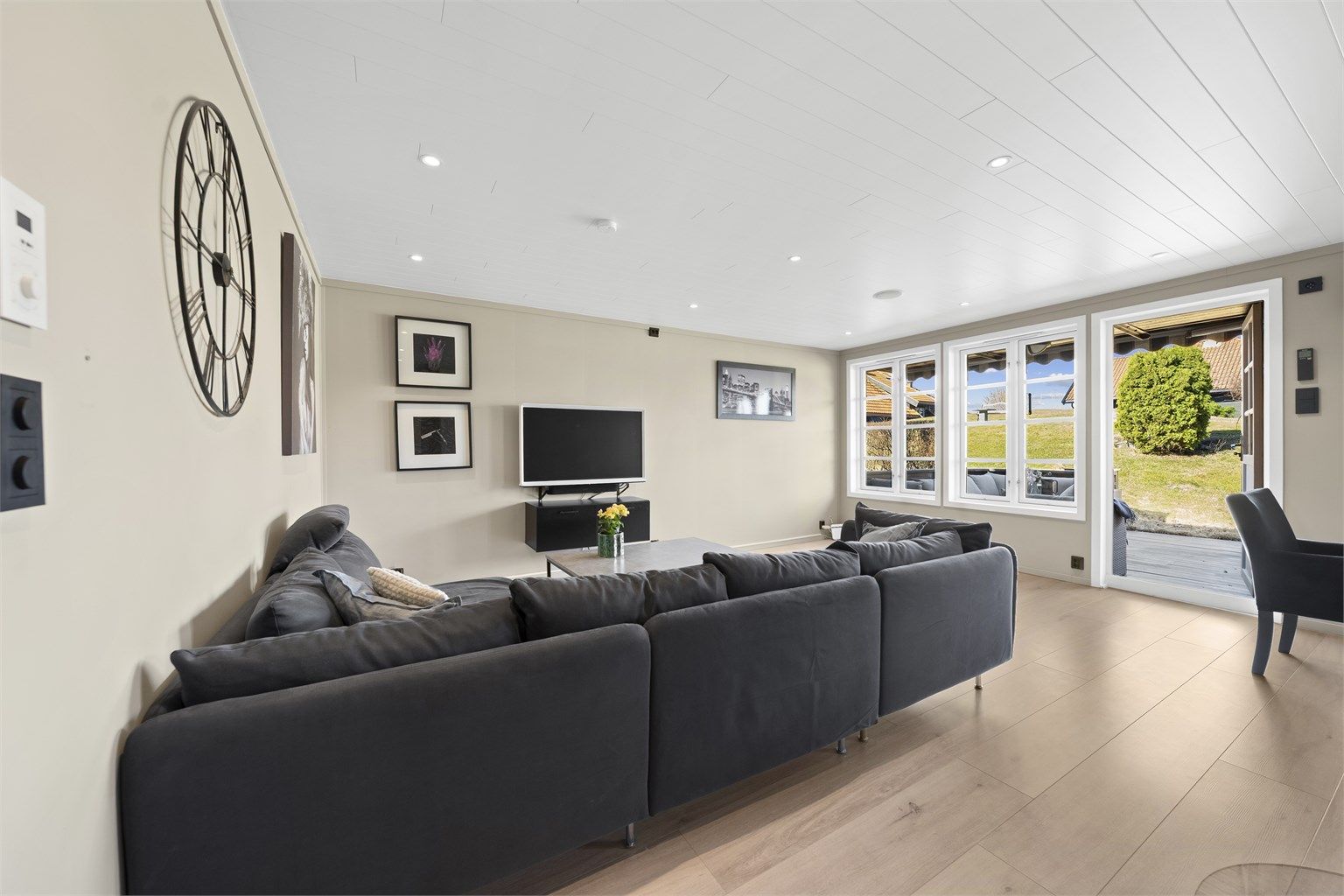 Lys og luftig stue med utgang til veranda. 
Foto: A7 Media