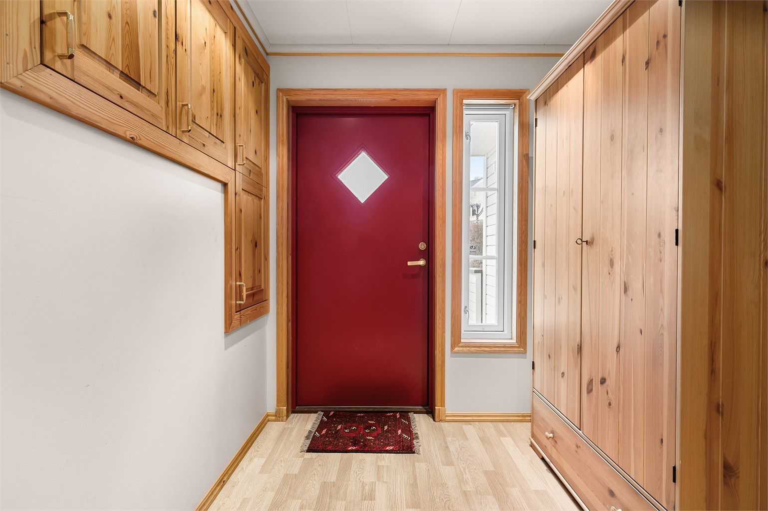 Lys og innbydende entré med gode oppbevaringsmuligheter og en praktisk planløsning som gir et ryddig og funksjonelt førsteinntrykk av boligen.